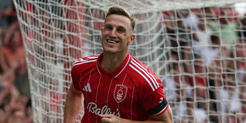 Tiền đạo Chris Wood dứt điểm tại World Cup.