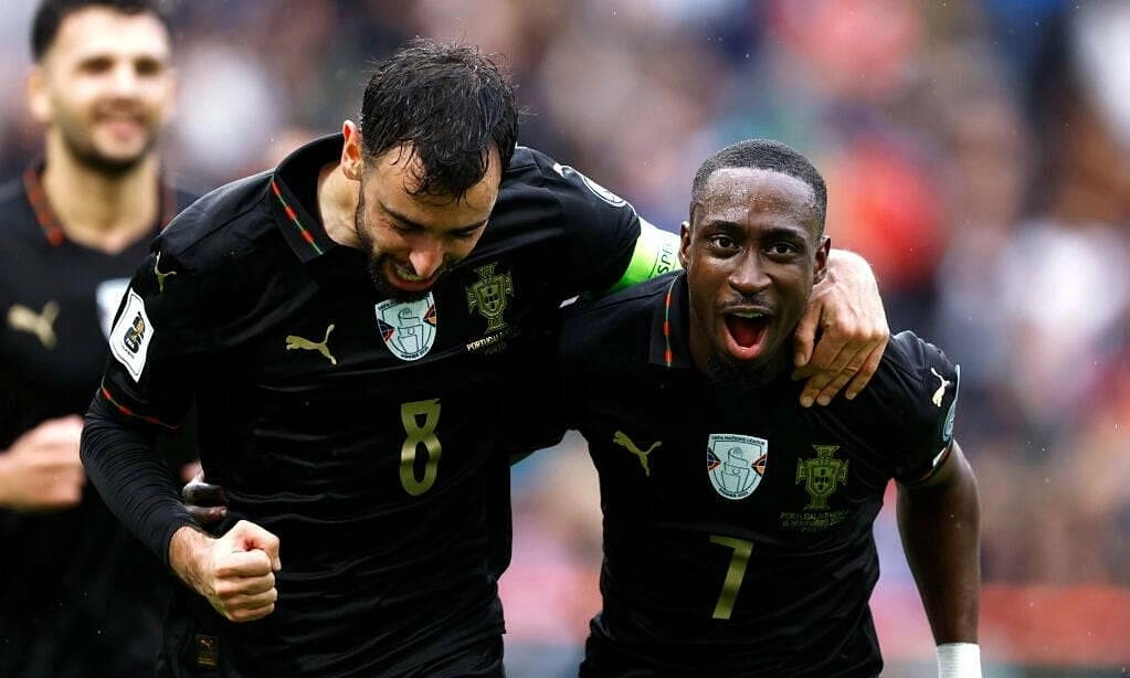 Carlos Forbs ăn mừng cùng Bruno Fernandes sau khi tạo nên dấu ấn trong màu áo tuyển Bồ Đào Nha