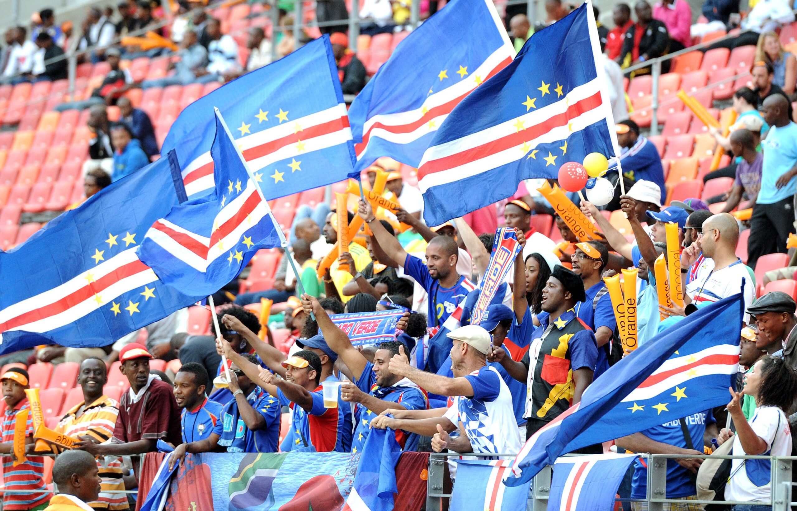Cổ động viên Cape Verde nhuộm xanh khán đài với quốc kỳ và niềm tự hào dân tộc