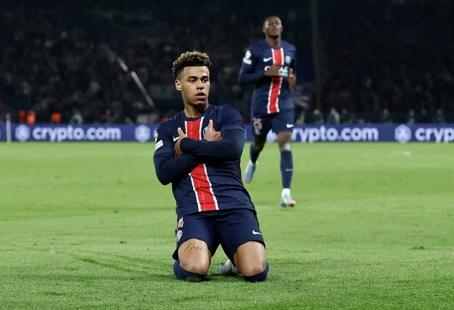 Desire Doue ăn mừng bàn thắng quan trọng vào lưới Liverpool tại Champions League
