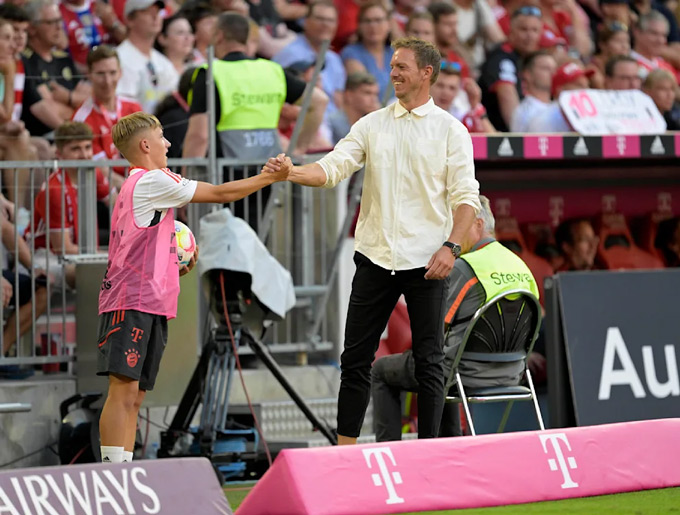 HLV Nagelsmann bắt tay và ôm Lennart Karl khi anh còn là cậu bé nhặt bóng năm 2022