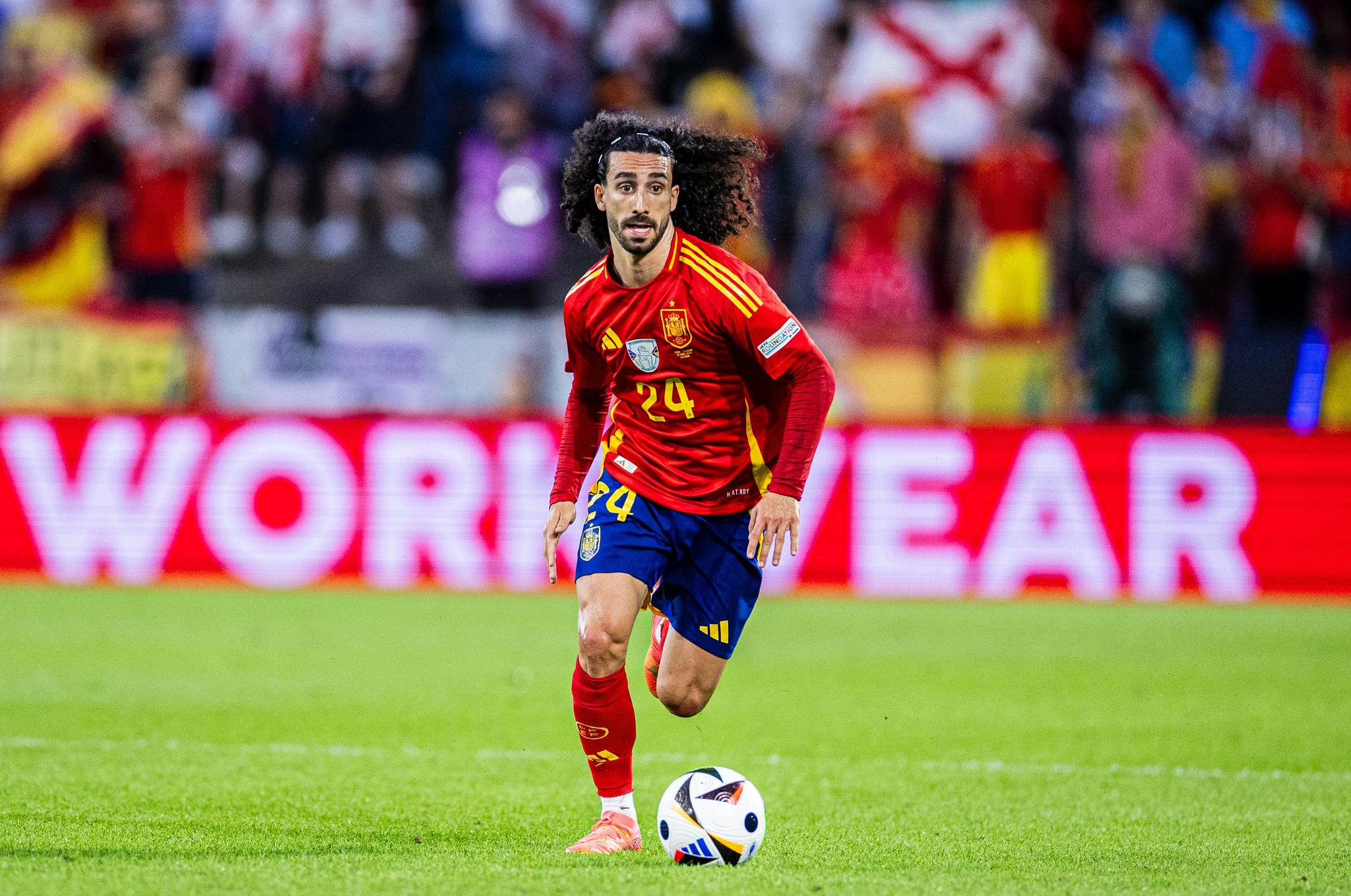 Marc Cucurella nỗ lực tập luyện nhằm giữ vững suất đá chính tại đội tuyển Tây Ban Nha