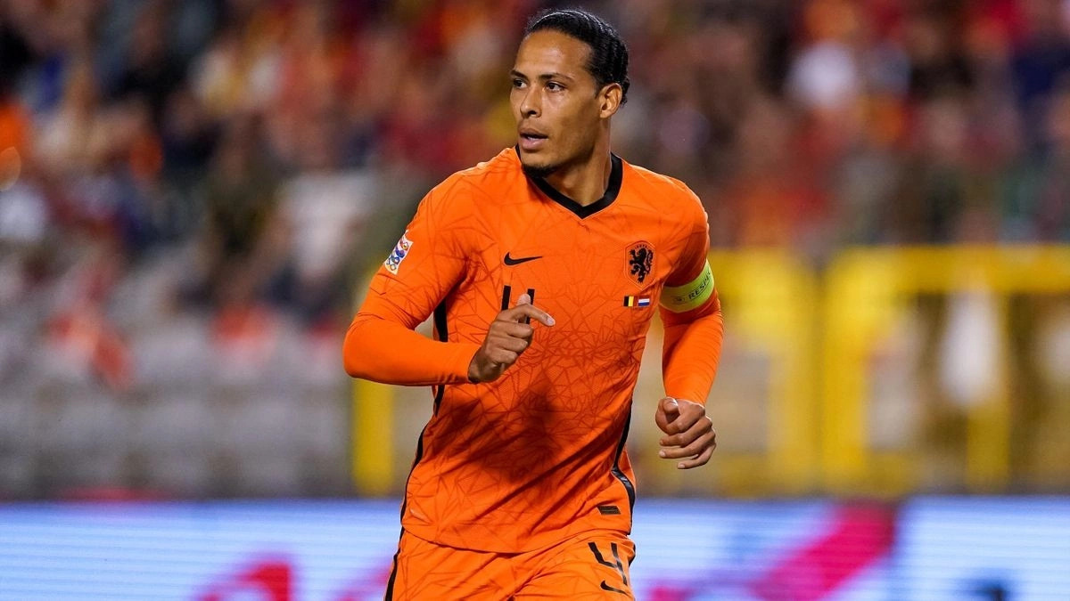 Trung vệ Virgil van Dijk chỉ huy hàng phòng ngự Hà Lan hóa giải các đợt tấn công của Ba Lan